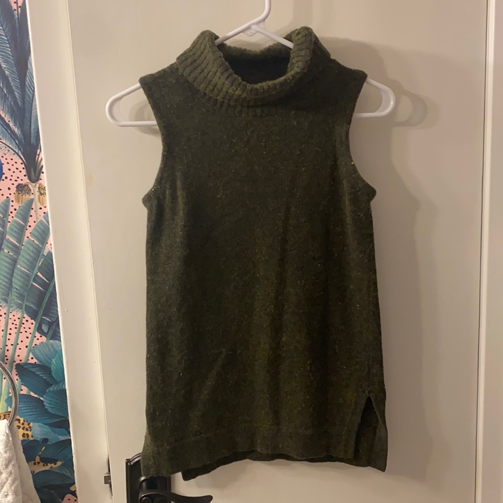 Sleeveless turtleneck